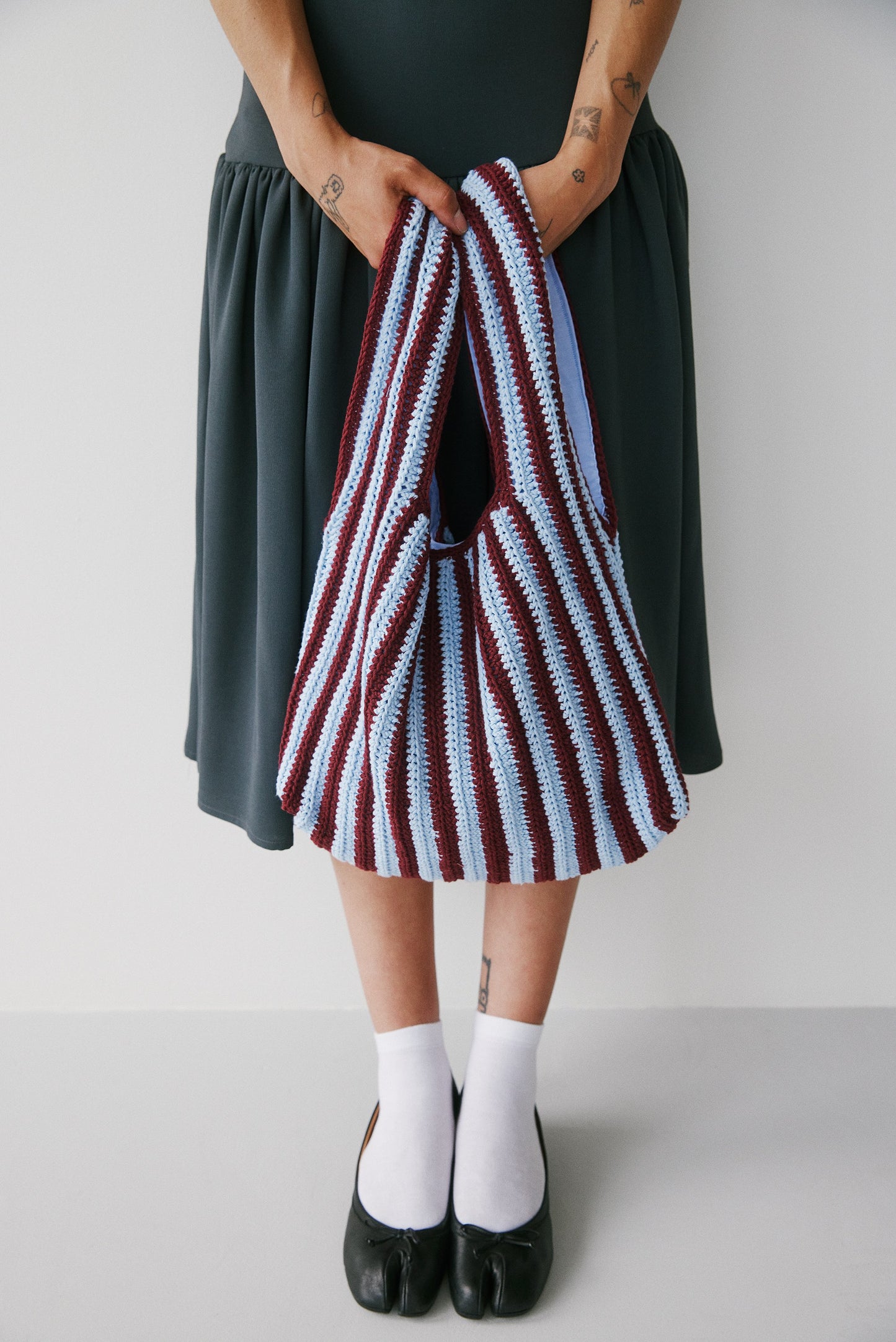 Vittoria - Crocheted Beach Bag in Blue/Maroon Stripes